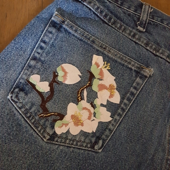 Wrangler‎ Vintage Floral Applique Distressed Jean Shorts - Picture 5 of 6
